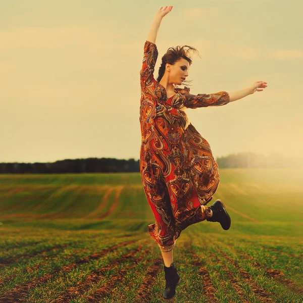Porträt eines Mädchens, das auf der Wiese springt — Stockfoto