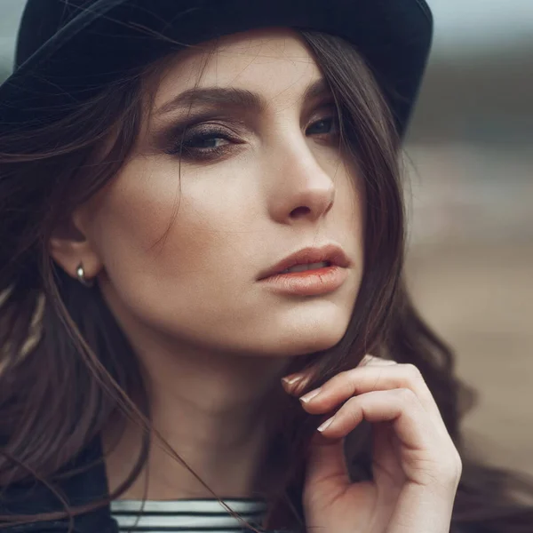 Retrato de una hermosa chica en sombrero al sol al aire libre — Foto de Stock