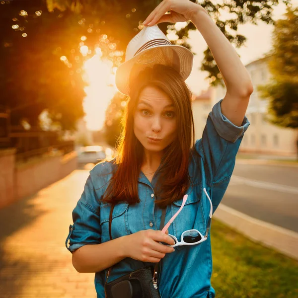 Portré egy elegáns nő kalap a reggeli napsütés a fényképezőgép Jogdíjmentes Stock Fotók