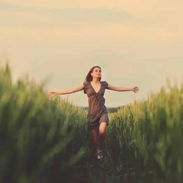 Glückliche Frau läuft auf der grünen Wiese — Stockfoto