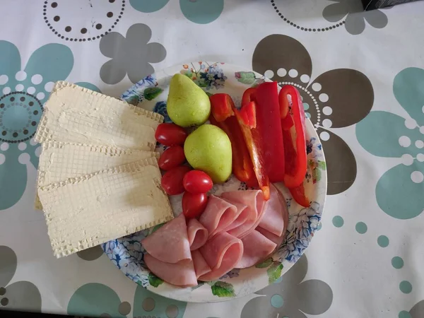 Çiçekli Masa Örtüleri Arka Planda Sağlıklı Kahvaltı — Stok fotoğraf