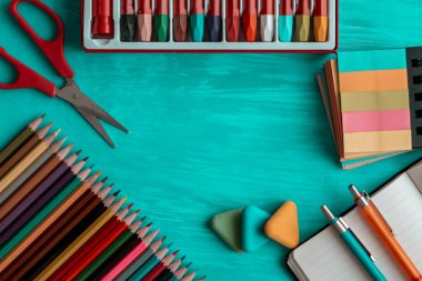 Okula dönmek, okul malzemelerini ahşap masaya koymak..