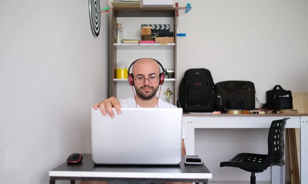 Man using a desk Stock Photos, Royalty Free Man using a desk Images ...