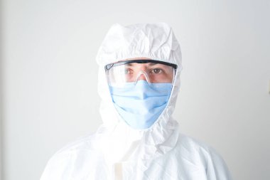 Koruyucu giysi giyen genç bir doktor. profesyonel doktor.