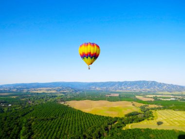 Mavi gökyüzünde renkli balon uçuyor 