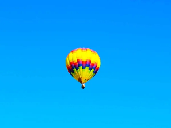 Flyng Ballon Coloré Dans Ciel Bleu — Photo