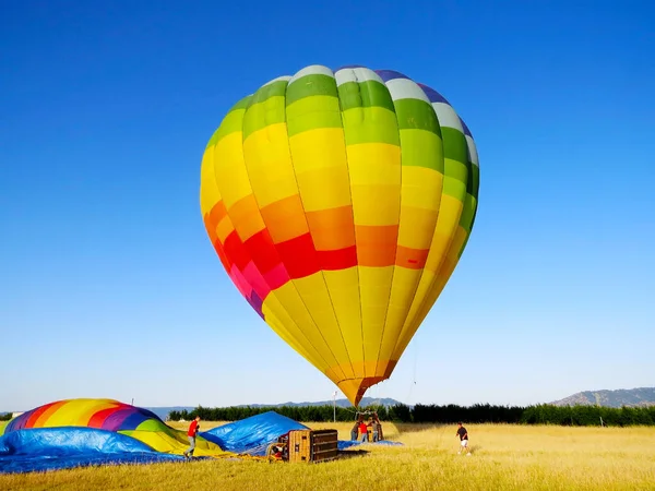 Balão Colorido Decolando Sobre Campo Verde — Fotografia de Stock