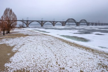 Merefo-Kherson Demiryolu Köprüsü, manastır Adası, Dnipro, Ukrayna