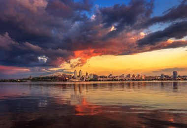 Bir fırtına, Dinyeper, Ukrayna sağ yakasında şehirde Dnipro