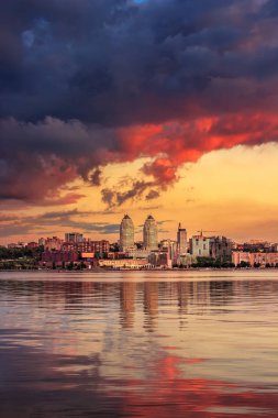 Bir fırtına, Dinyeper, Ukrayna sağ yakasında şehirde Dnipro