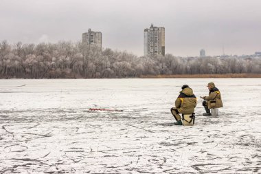 Dnipro, Ukrayna Dinyeper Nehri'nin buzdaki balıkçılar