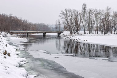 Bir soğuk sabah Dinyeper Nehri'ndeki Dnipro city, Ukrayna