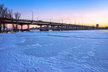 Ukrayna Dnieper şehrin merkezi köprü görünümünü Dnieper Ocak 2017 yılında akşam