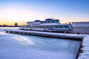 Ukrayna Dnieper şehrin merkezi köprü görünümünü Dnieper Ocak 2017 yılında akşam