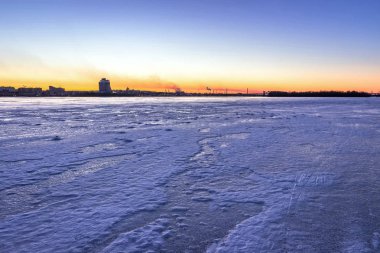 Ukrayna Dnieper şehrin merkezi köprü görünümünü Dnieper Ocak 2017 yılında akşam