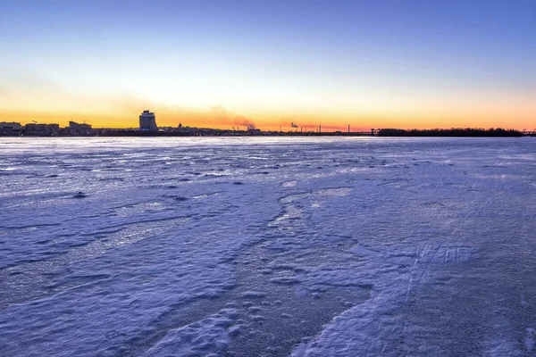 Ukrayna Dnieper şehrin merkezi köprü görünümünü Dnieper Ocak 2017 yılında akşam