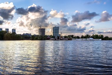 Bir bahar günü gün batımında, Dnepr-Dnepropetrovsk, Ukrayna.