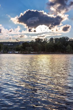 Bir bahar günü gün batımında, Dnepr-Dnepropetrovsk, Ukrayna.