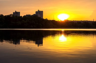 Yaz günü gün batımında, Dnipro-Dnipropetrovsk şehri, Ukrayna
