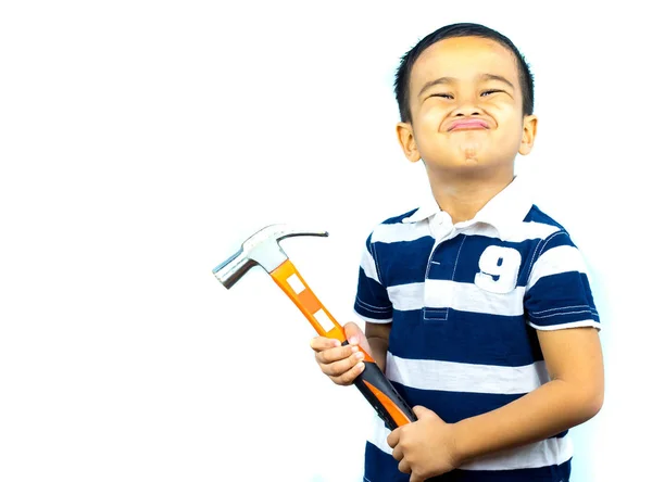 Ásia Menino Segurando Martelo Sorrindo Branco Fundo — Fotografia de Stock