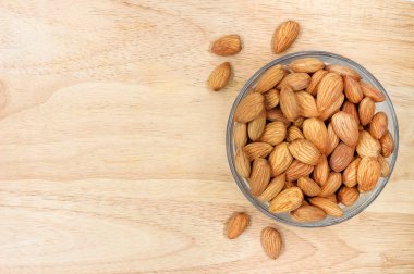 Bademler ahşap arka planda kasede