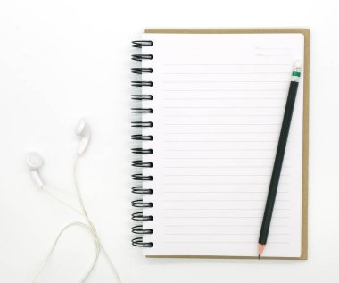 Beyaz arkaplanda izole edilmiş kalem ve defter