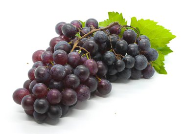 Beyaz yapraklı olgun kırmızı üzüm.