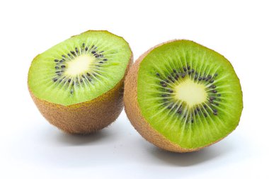 Beyaz arkaplanda yalıtılmış Kivi meyvesi