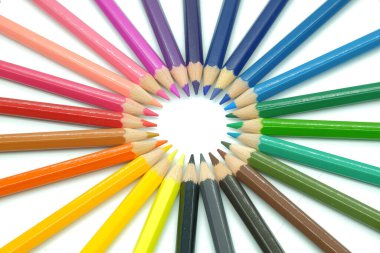 Beyaz arkaplan odaklı renkli kalemler ve birlik kavramı