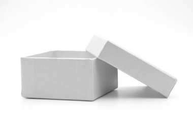 Beyaz arkaplanda izole edilmiş beyaz kare kutu aç