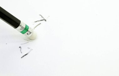 Silgi, bir kağıt parçasındaki yazılı bir hatayı kaldırıyor.