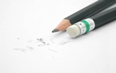 Silgi, bir kağıt parçasındaki yazılı bir hatayı kaldırıyor.