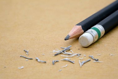 Silgi, bir kağıt parçasındaki yazılı bir hatayı kaldırıyor.