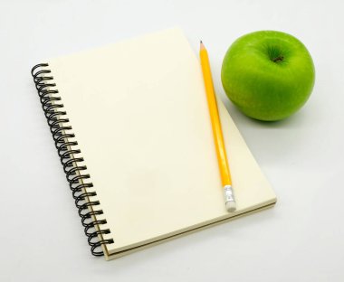 beyaz arkaplan görünümlü yeşil elmalı dizüstü bilgisayar kopyalama alanı 