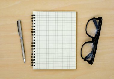 kahverengi arkaplan görünümü üzerindeki dizüstü bilgisayar kopyalama alanı