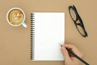 kahverengi arkaplan görünümü üzerindeki dizüstü bilgisayar kopyalama alanı