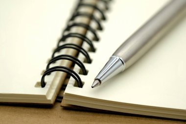 dizüstü bilgisayar ve kalem alanın yumuşak odak derinliği