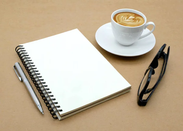 kahverengi arkaplan görünümü üzerindeki dizüstü bilgisayar kopyalama alanı