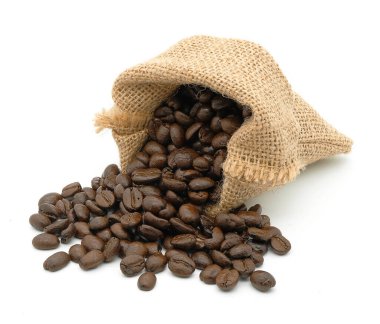 Beyaz arka planda kahve çekirdekleri izole edilir