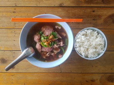 Ahşap arka planda etli şehriye çorbası manzarası