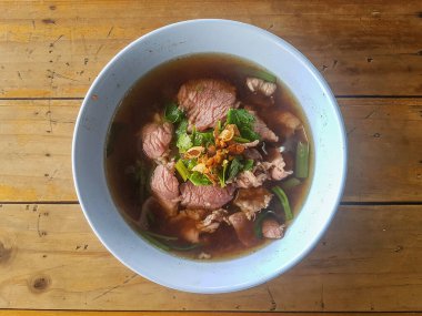 Ahşap arka planda etli şehriye çorbası manzarası