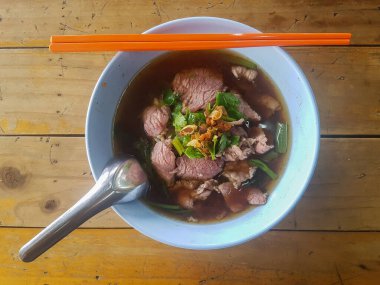 Ahşap arka planda etli şehriye çorbası manzarası