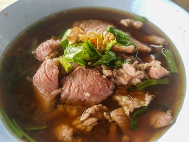 Ahşap arka planda etli şehriye çorbası manzarası