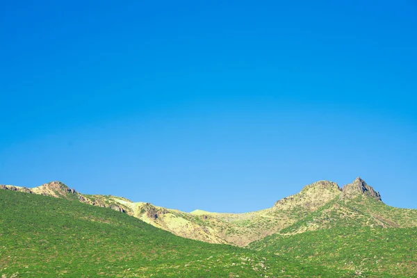 Zielone Wzgórze Błękitne Niebo Przestrzeń Kopiowania — Zdjęcie stockowe