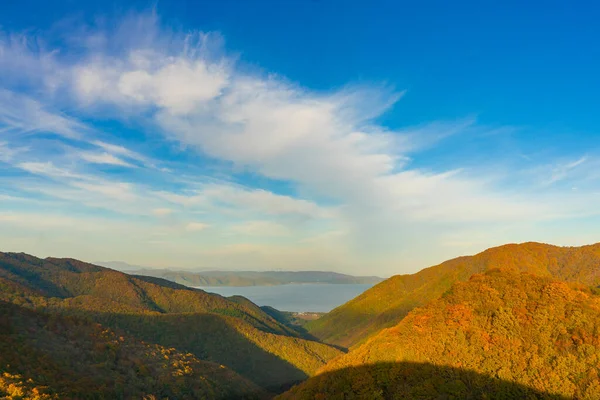 夕日の山紅葉の赤葉とコピースペース 福島県 — ストック写真