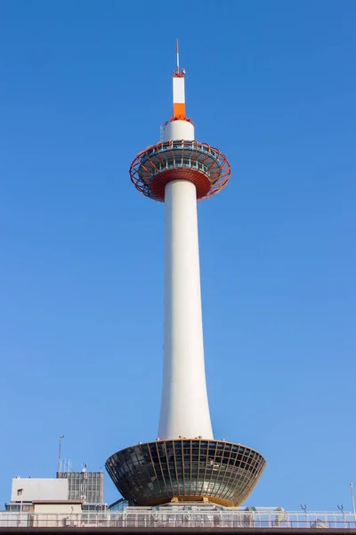 京都の青空を背景にした京都タワー — ストック写真