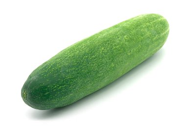 Taze salatalık, beyaz arka planda izole edilmiş.