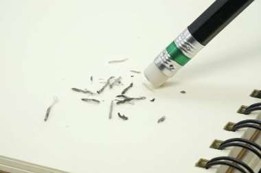 Silgi, bir kağıt parçasındaki yazılı bir hatayı kaldırıyor.