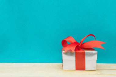 Noel ve Yeni Yıl Günü, kırmızı hediye kutusu mavi arka plan