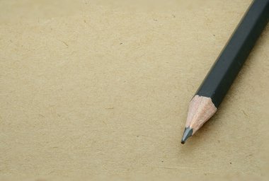 Kahverengi arkaplan kopyalama alanı üzerinde izole kalem